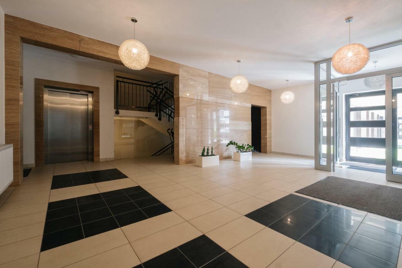 Modern Apartment Across The Ponds Warschau Exterior foto