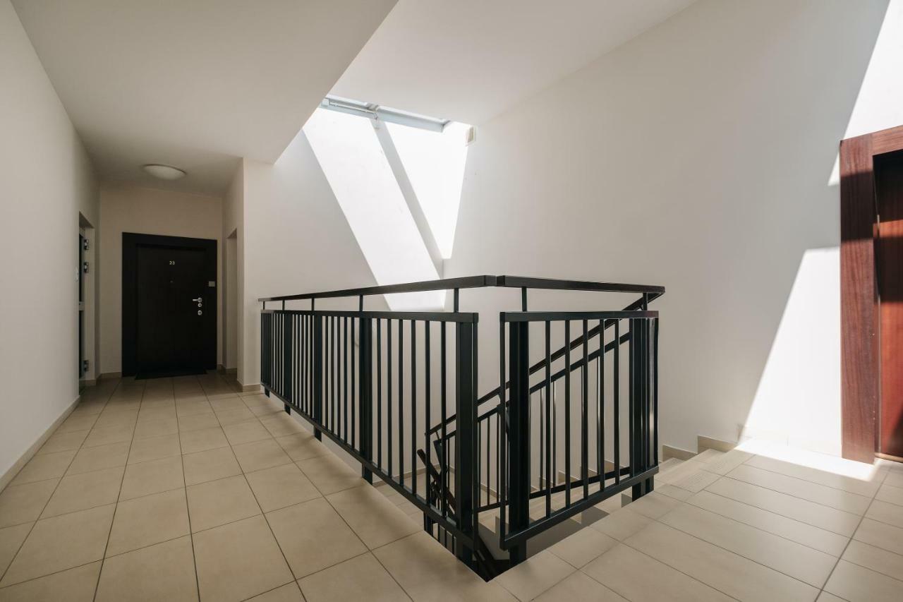 Modern Apartment Across The Ponds Warschau Exterior foto