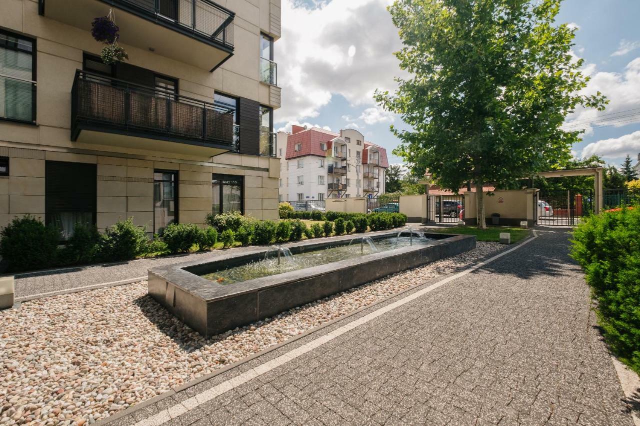 Modern Apartment Across The Ponds Warschau Exterior foto