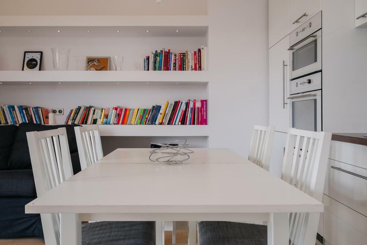 Modern Apartment Across The Ponds Warschau Exterior foto