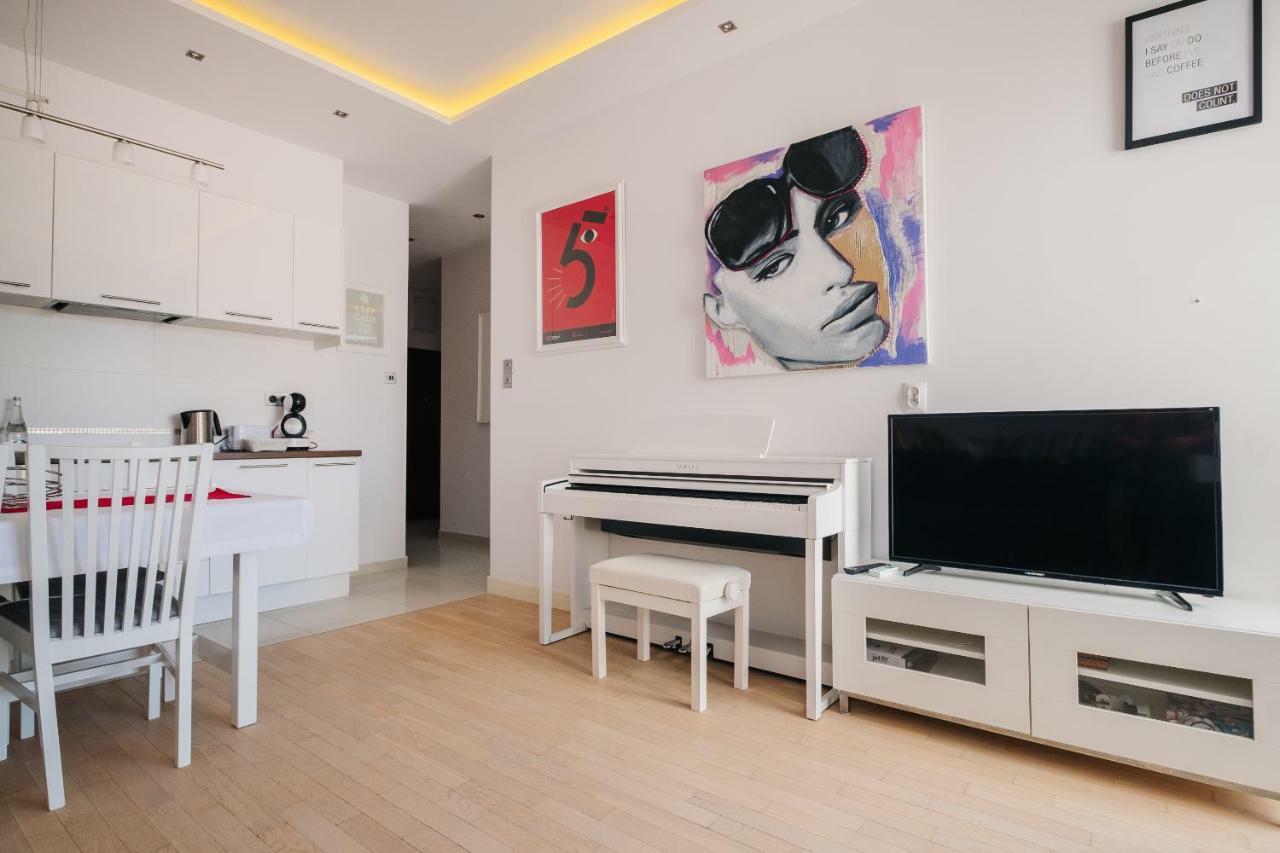 Modern Apartment Across The Ponds Warschau Exterior foto